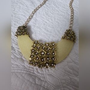 Vintage Elegant Gold and Cream Floral Necklace